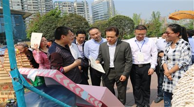 市政府副市长吴应刚一行参观职教成果展