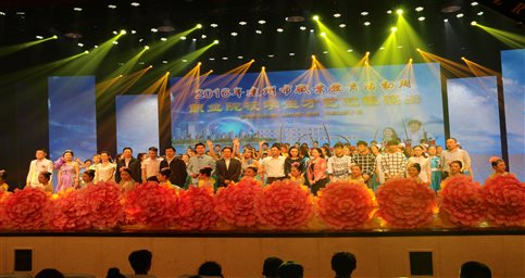 领导与参加职院学生才艺汇报演出的演员合影