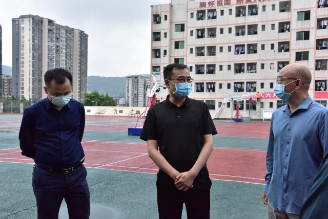邓剑带队暗访学校疫情防控,校园安全等工作_达州市教育局